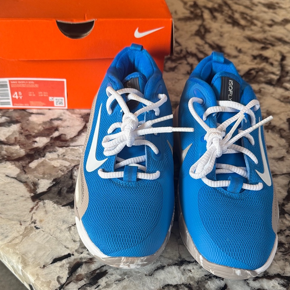 Nike boys isofly NEW!